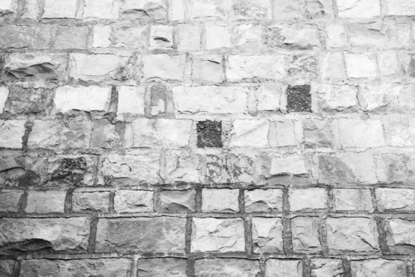 Pared de piedra panorámica en blanco y negro para diseño de fondo. Albañilería de pared de piedra natural texturizada para un póster, calendario, protector de pantalla, papel pintado, postal, pancarta, portada, sitio web —  Fotos de Stock