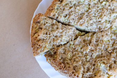 Beyaz tabakta bir parça elmalı pasta, üst manzara. Yayınlama, tasarım, poster, takvim, post, duvar kağıdı, kartpostal, pankart, kapak, web sitesi için Charlotte Pie. Dizaynınız veya metniniz için bir yer