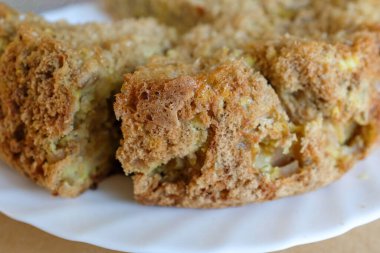 Beyaz bir tabakta elmalı turta, yakın plan. Ev yapımı fırın. Yayınlama, tasarım, poster, takvim, post, ekran koruyucu, duvar kağıdı, kartpostal, pankart, kapak, web sitesi için Charlotte Pie