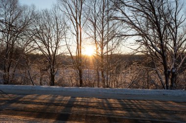 Günbatımında kış ormanında karla kaplı yol. Yayın yolu, poster, takvim, post, ekran koruyucu, duvar kağıdı, kartpostal, afiş, kapak, web sitesi için resim içeren kış manzarası