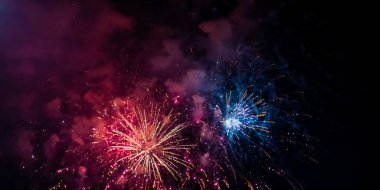 Derin siyah arkaplan gökyüzünde havai fişekler, güzel renkli havai fişekler geceleri parlak ekran, havai fişekler, estetik için kullanılan düşük patlayıcı patlayıcılar sınıfı. 