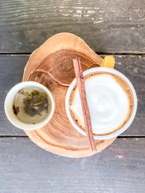 Bir fincan çay, kaşık ve bir kase kahve.