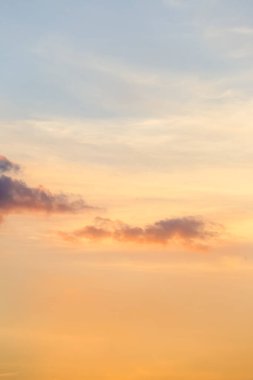 Gökyüzü ve bulutlarla dramatik günbatımı, günbatımı gökyüzü manzarası arka plan