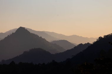 Dağların manzarası ve sis denizi, Tayland 'ın kuzeyindeki Chiang Mai' de yağmurdan sonraki tepe noktasıdır. Sis ve yeşil dağlarla dolu.