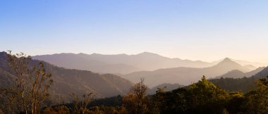 Dağların manzarası ve sis denizi, Tayland 'ın kuzeyindeki Chiang Mai' de yağmurdan sonraki tepe noktasıdır. Sis ve yeşil dağlarla dolu.