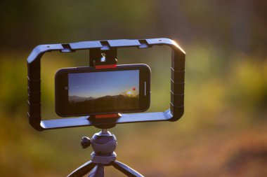 Parktaki tripoda kamera.