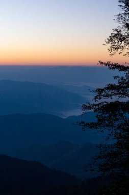 Dağların ardında güzel bir gün batımı