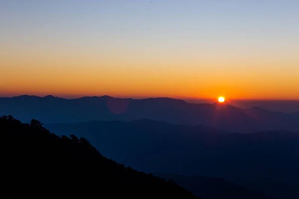 Vista Del Cielo Amanecer Mañana Las Montañas Alternas Superpuestas — Foto de Stock