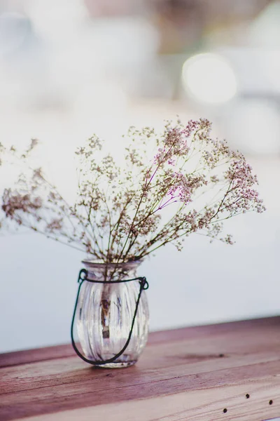 Bir buket çiçek ve eski ahşap bir masa.