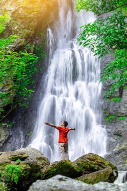Manzara fotoğrafları Khlong Lan Şelalesi, Tayland 'ın Khlong Lan Milli Parkı' ndaki güzel şelale..