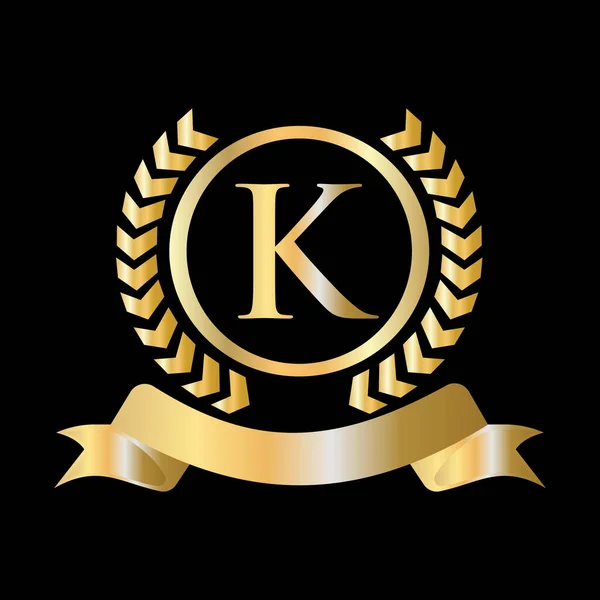 金桂冠和带在字母K概念上 奢侈金纹章纹章元素维蕾尔向量 — 图库矢量图片