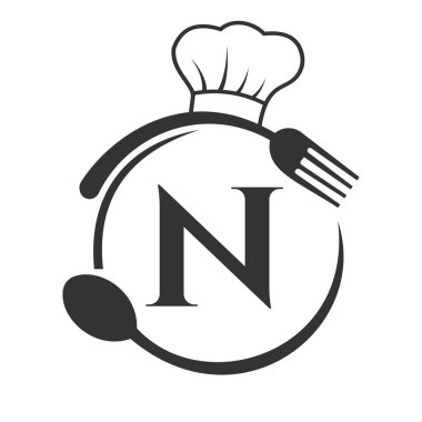 Harf N konseptinde restoran logosu. Şef Şapka, Kaşık ve Restoran Logosu için Çatal ve Çatal harfli N harfi.