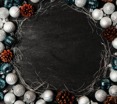 Fotokopi alanı olan bir Noel arkaplanı. Mutlu Noeller ve mutlu noeller ağaç topları ve kozalaklarla.