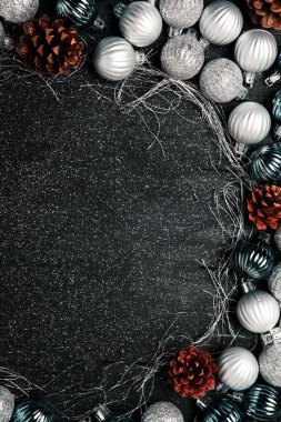 Fotokopi alanı olan bir Noel arkaplanı. Mutlu Noeller ve mutlu noeller ağaç topları ve kozalaklarla.