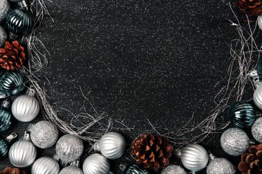 Fotokopi alanı olan bir Noel arkaplanı. Mutlu Noeller ve mutlu noeller ağaç topları ve kozalaklarla.