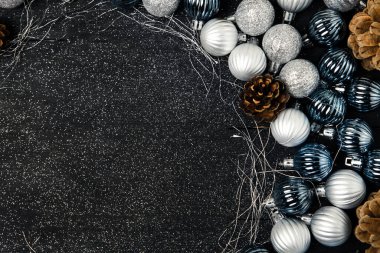 Fotokopi alanı olan bir Noel arkaplanı. Mutlu Noeller ve mutlu noeller ağaç topları ve kozalaklarla.