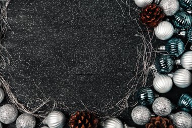 Fotokopi alanı olan bir Noel arkaplanı. Mutlu Noeller ve mutlu noeller ağaç topları ve kozalaklarla.