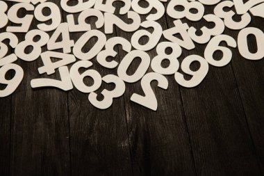 Rakamların geçmişi. Sıfırdan dokuza kadar. Mali veri kavramı. Matematik. Sayılarla kusursuz desen. finansal kriz konsepti. İş başarısı