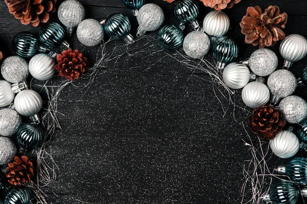 コピースペースとクリスマスフレームの背景 メリークリスマスとツリーボールと松のコーンと幸せな新年のバナー — ストック写真