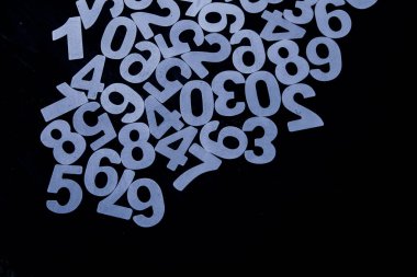 Rakamların geçmişi. Sıfırdan dokuza kadar. Mali veri kavramı. Matematik. Sayılarla kusursuz desen. finansal kriz konsepti. İş başarısı