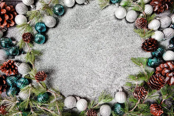 コピースペースとクリスマスフレームの背景 メリークリスマスとツリーボールと松のコーンと幸せな新年のバナー — ストック写真