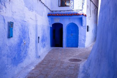 Mavi cadde ve Chefchaouen, Fas 'taki evler. Güzel renkli ortaçağ sokağı Yumuşak mavi renklere boyanmış.