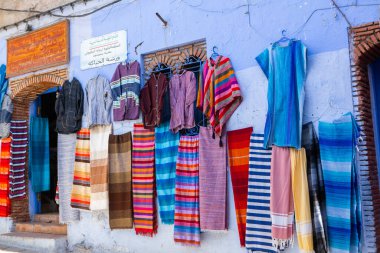Mavi cadde ve Chefchaouen, Fas 'taki evler. Güzel renkli ortaçağ sokağı Yumuşak mavi renklere boyanmış.
