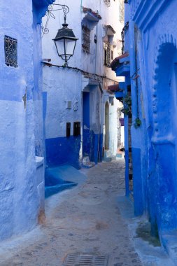 Mavi cadde ve Chefchaouen, Fas 'taki evler. Güzel renkli ortaçağ sokağı Yumuşak mavi renklere boyanmış.