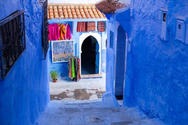 Mavi cadde ve Chefchaouen, Fas 'taki evler. Güzel renkli ortaçağ sokağı Yumuşak mavi renklere boyanmış.