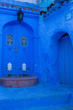 Mavi cadde ve Chefchaouen, Fas 'taki evler. Güzel renkli ortaçağ sokağı Yumuşak mavi renklere boyanmış.