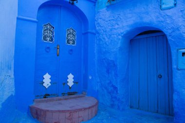 Mavi cadde ve Chefchaouen, Fas 'taki evler. Güzel renkli ortaçağ sokağı Yumuşak mavi renklere boyanmış.