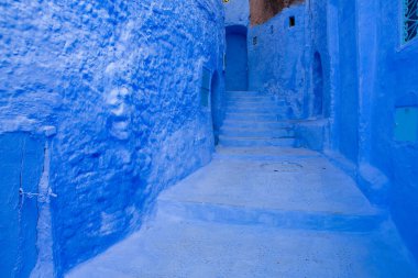 Mavi cadde ve Chefchaouen, Fas 'taki evler. Güzel renkli ortaçağ sokağı Yumuşak mavi renklere boyanmış.