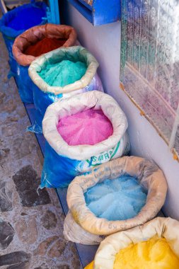 Mavi cadde ve Chefchaouen, Fas 'taki evler. Güzel renkli ortaçağ sokağı Yumuşak mavi renklere boyanmış.