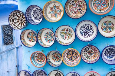 Mavi cadde ve Chefchaouen, Fas 'taki evler. Güzel renkli ortaçağ sokağı Yumuşak mavi renklere boyanmış.
