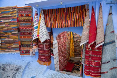 Mavi cadde ve Chefchaouen, Fas 'taki evler. Güzel renkli ortaçağ sokağı Yumuşak mavi renklere boyanmış.