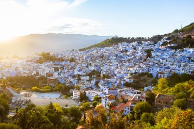 Mavi cadde ve Chefchaouen, Fas 'taki evler. Güzel renkli ortaçağ sokağı Yumuşak mavi renklere boyanmış.