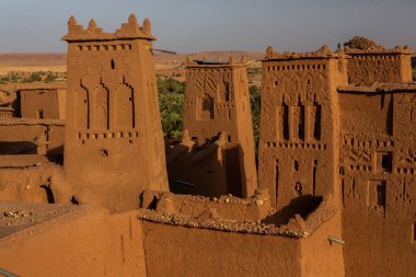 Fas 'tan Kasbah Ait Ben Haddou. Sahra Çölü 'nden kaleler ve geleneksel kil evler. 