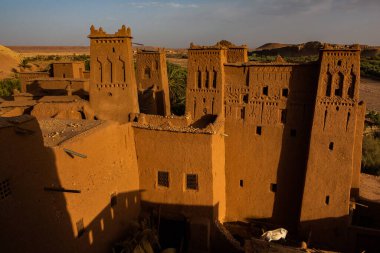 Fas 'tan Kasbah Ait Ben Haddou. Sahra Çölü 'nden kaleler ve geleneksel kil evler. 