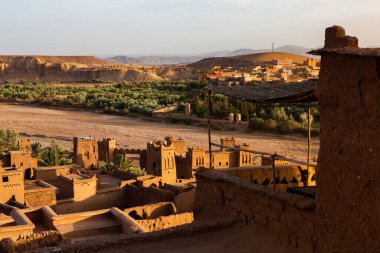 Fas 'tan Kasbah Ait Ben Haddou. Sahra Çölü 'nden kaleler ve geleneksel kil evler. 