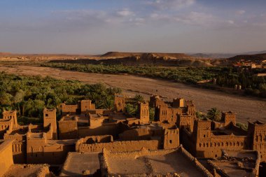 Fas 'tan Kasbah Ait Ben Haddou. Sahra Çölü 'nden kaleler ve geleneksel kil evler. 