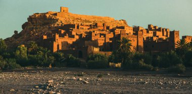 Fas 'tan Kasbah Ait Ben Haddou. Sahra Çölü 'nden kaleler ve geleneksel kil evler. 