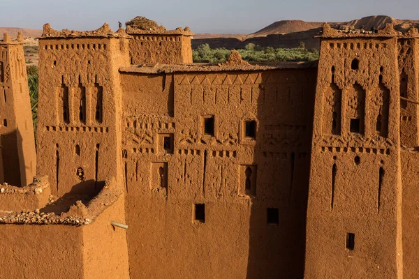カスバモロッコのカスバ アイト ハドゥ サハラ砂漠からの要塞と伝統的な粘土の家 — ストック写真