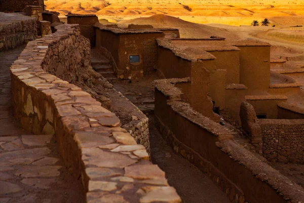 カスバモロッコのカスバ アイト ハドゥ サハラ砂漠からの要塞と伝統的な粘土の家 — ストック写真