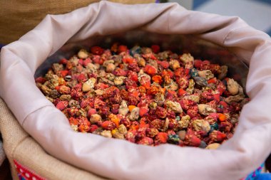 Sokaklarda baharatlar, fındıklar, balıklar, meyveler ve sebzelerle Fas yerel pazarı.