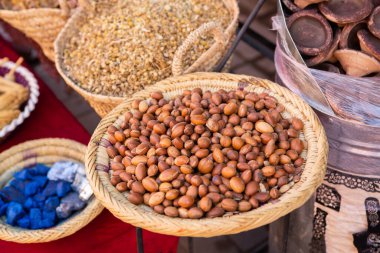Sokaklarda baharatlar, fındıklar, balıklar, meyveler ve sebzelerle Fas yerel pazarı.