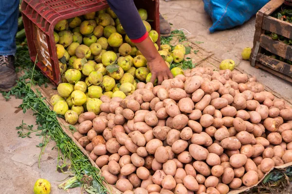 スパイス ナッツ 果物や野菜と街のモロッコの地元市場 — ストック写真