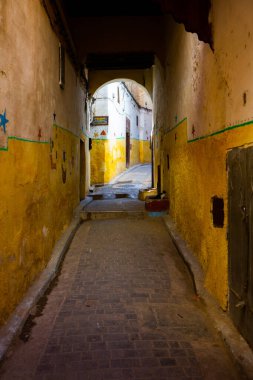 Fas, Afrika 'da geleneksel renkli küçük cadde