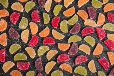 Limon ve portakal dilimleri şeklinde tatlı marmeladı. Jöleli şekerin tatlılığı.