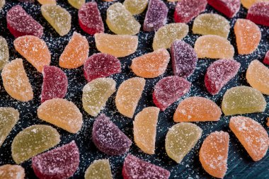 Limon ve portakal dilimleri şeklinde tatlı marmeladı. Jöleli şekerin tatlılığı.