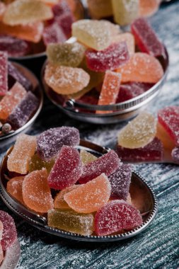 Limon ve portakal dilimleri şeklinde tatlı marmeladı. Jöleli şekerin tatlılığı.